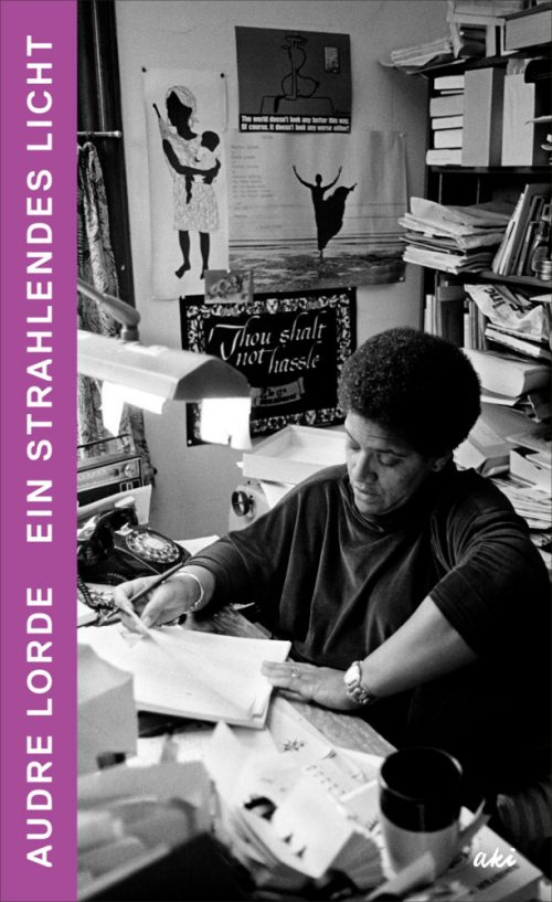 <span style='color: #3c3c3c;'>Audre Lorde</span> <br><span style='font-style: italic; font-weight: bold;'>Ein strahlendes Licht</span>