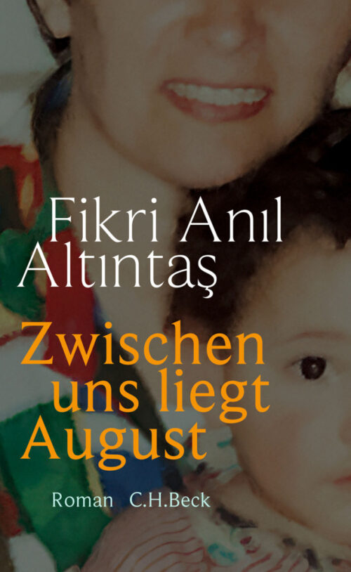 <span style='color: #3c3c3c;'>Fikri Anıl Altıntaş</span> <br><span style='font-style: italic; font-weight: bold;'>Zwischen uns liegt August</span>
