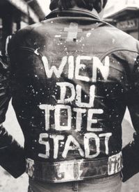 <span style='color: #3c3c3c;'>Peter Stuiber</span> <br><span style='font-style: italic; font-weight: bold;'>Wien du tote Stadt</span>